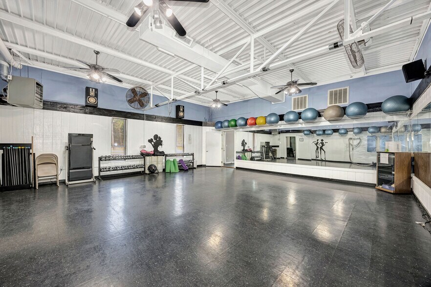 More Photos Of 1188 Pyramid Hill Blvd, Hamilton Flex For Sale