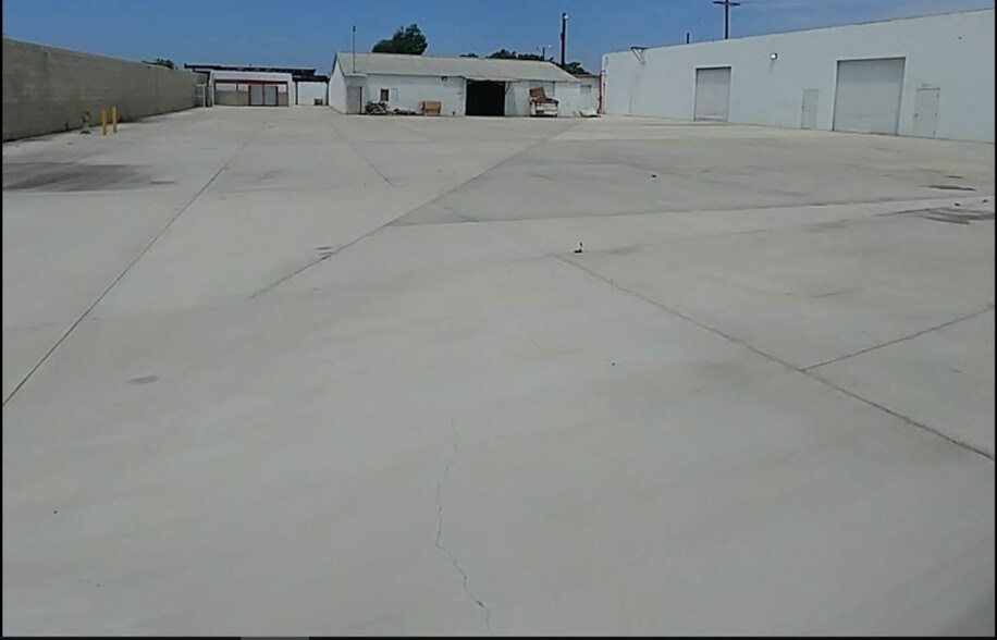 More Photos Of 15401-15405 S San Pedro St, Gardena Service For Lease