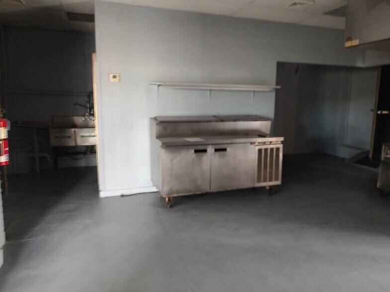 More Photos Of 2106 S Union Ave, Alliance Freestanding For Sale