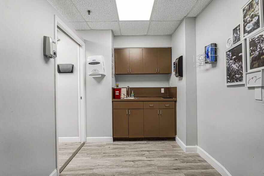 More Photos Of 2645 SW 37th Ave, Miami Medical For Sale