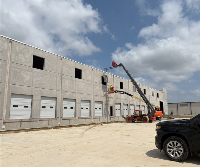 More Photos Of 7901 South Fwy, Fort Worth Unknown For Lease