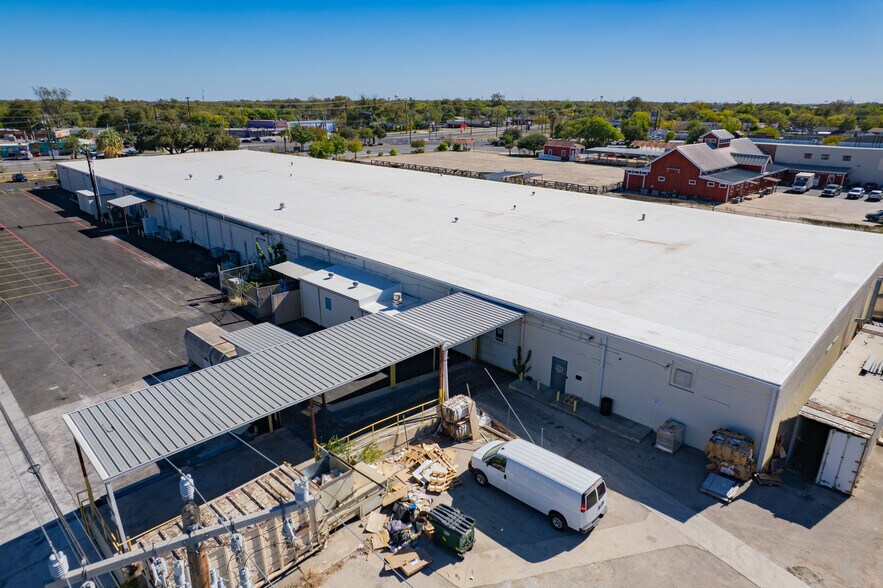More Photos Of 5101 S Zarzamora St, San Antonio Manufacturing For Lease