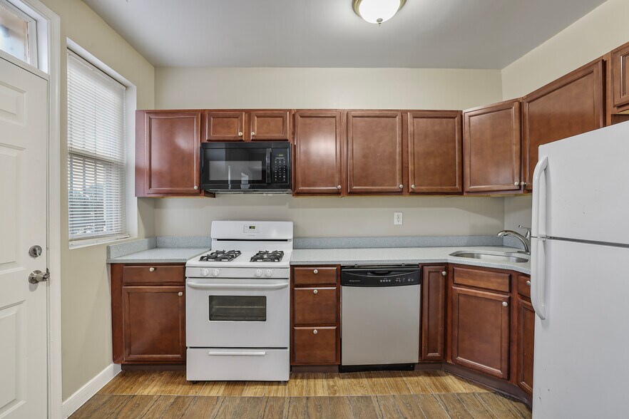 More Photos Of 302 V St NE, Washington Multifamily For Sale