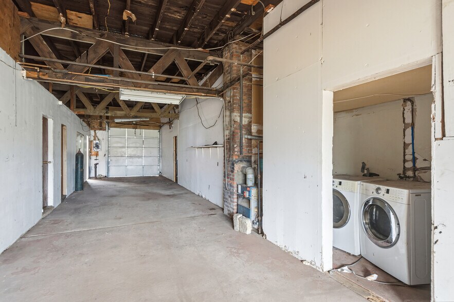 More Photos Of 30 Catlin Ave, Roosevelt Flex For Sale