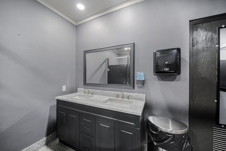 More Photos Of 689 Broadway, Berlin Restaurant For Sale
