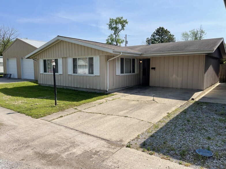 More Photos Of 1425 S Locust St, Centralia Office For Sale