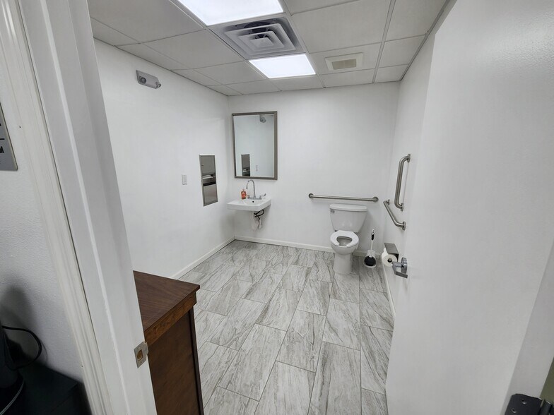 More Photos Of 747 N Washington Blvd, Sarasota Office For Lease