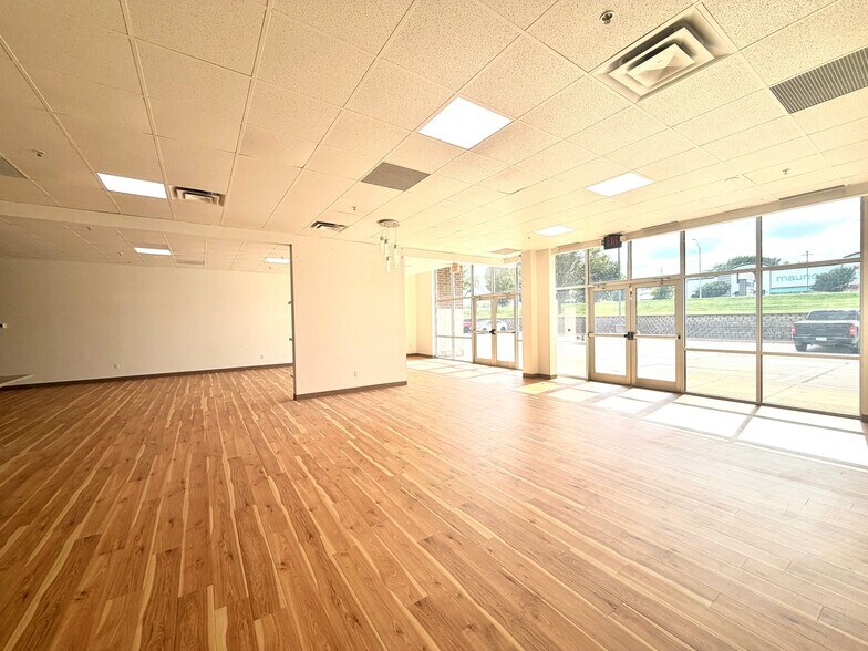 More Photos Of 1805 SE Delaware Ave, Ankeny General Retail For Lease