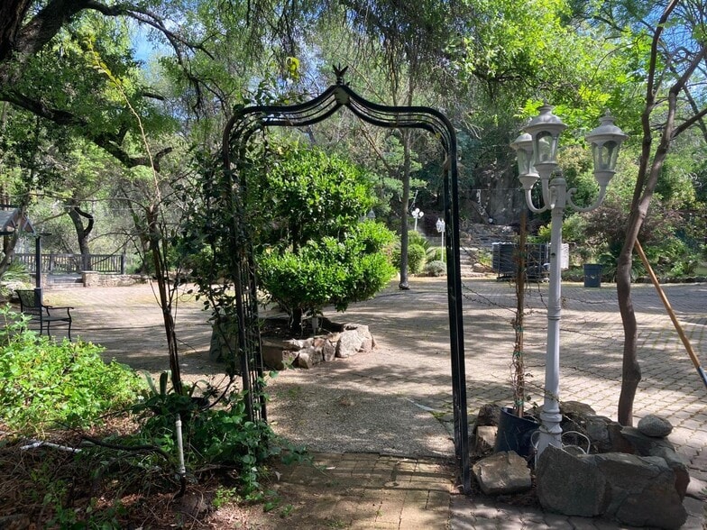 More Photos Of 42975 Sierra Dr, Three Rivers Hotel For Sale