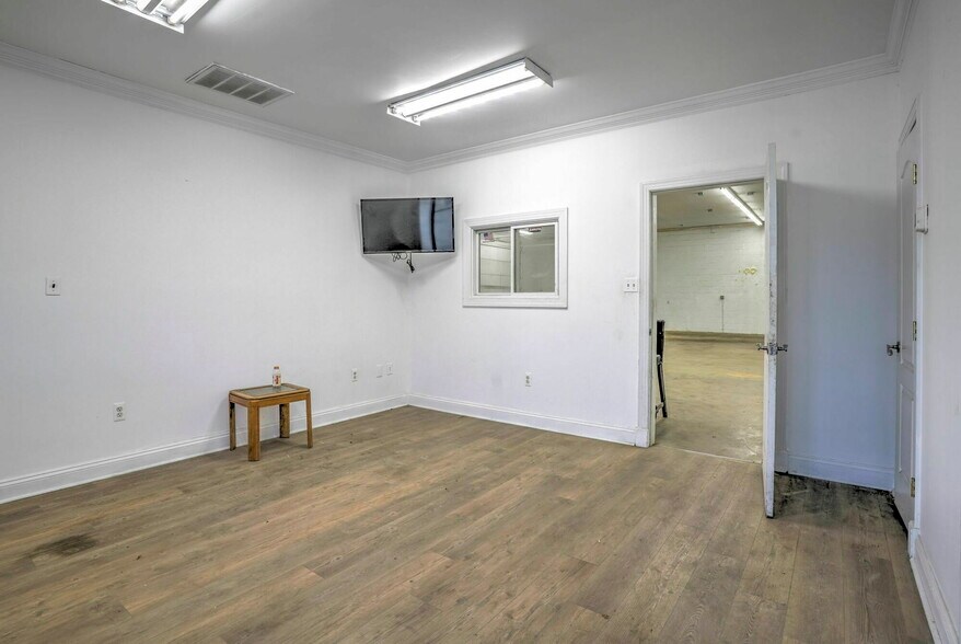 More Photos Of 43956 Commerce Ave, Hollywood Industrial For Lease