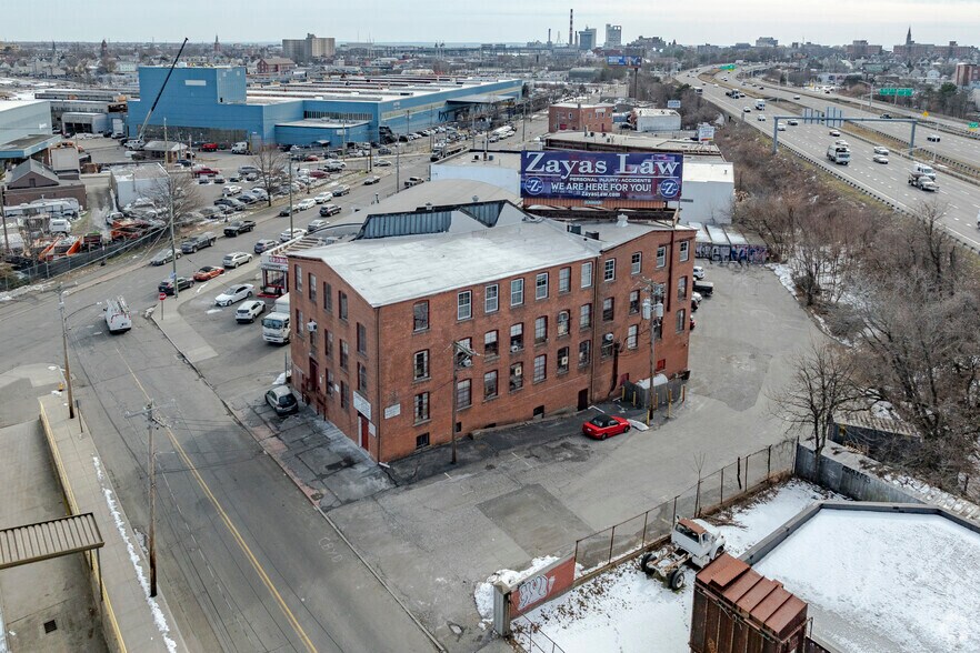 More Photos Of 25 Wells St, Bridgeport Distribution For Lease