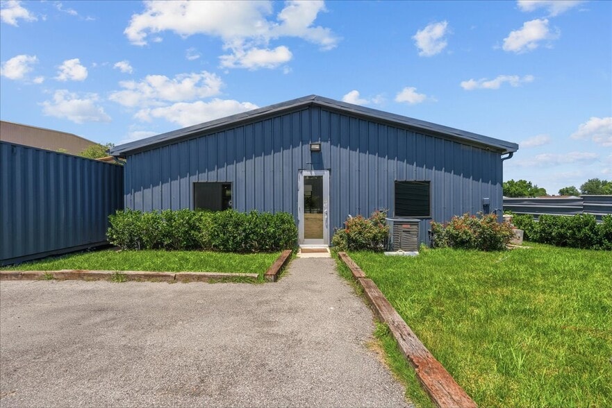 More Photos Of 2113 Garden Rd, Pearland Light Distribution For Sale