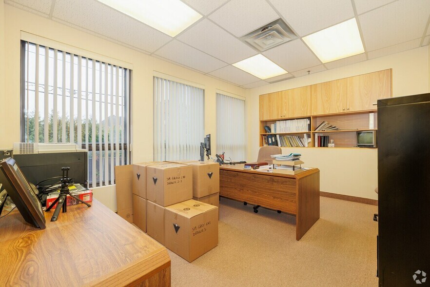 More Photos Of 2369-2395 Rue Rue Guénette, Saint-Laurent Light Distribution For Sale