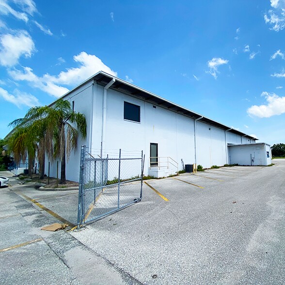 More Photos Of 2075 47th St, Sarasota Warehouse For Lease