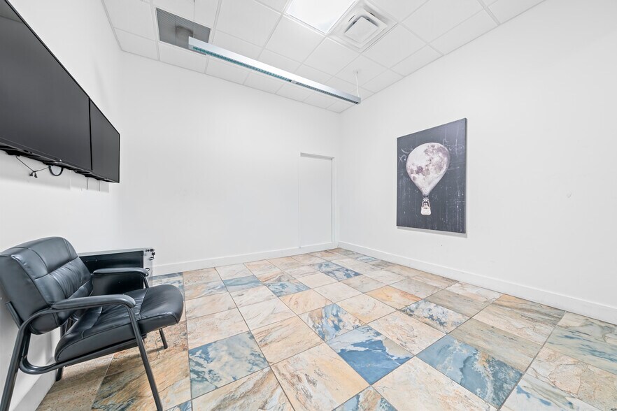 More Photos Of 2500 NW 39th St, Miami Light Distribution For Sale