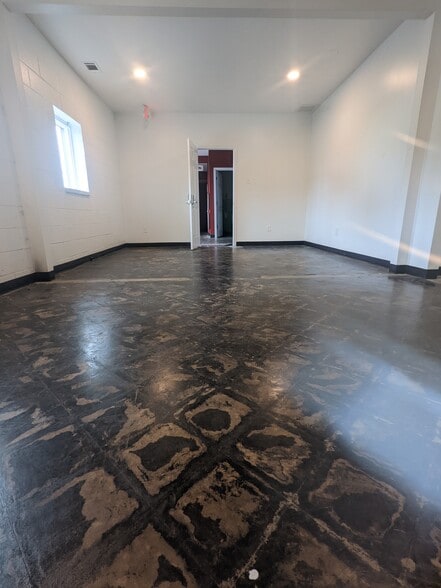 More Photos Of 930 S Graham-hopedale Rd, Graham Flex For Lease