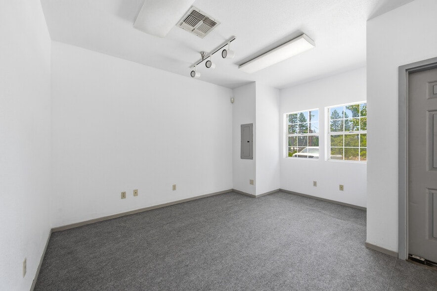 More Photos Of 12150 Charles Dr, Grass Valley Warehouse For Sale