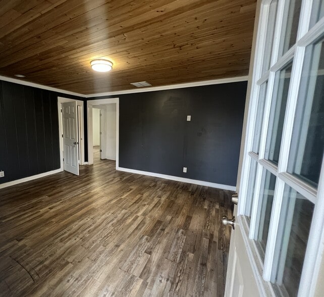 More Photos Of 7105 Highway 92, Woodstock Office For Sale