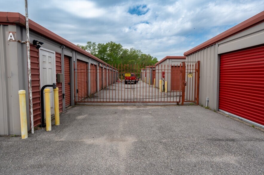 More Photos Of 721 N McKenzie St, Foley Self Storage For Sale