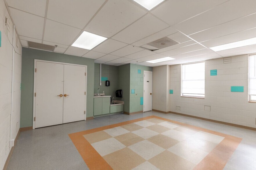 More Photos Of 1500 14th St, Lubbock Religious Facility For Sale