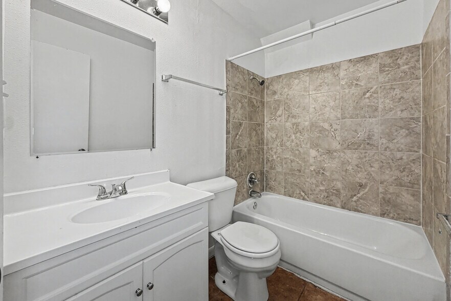 More Photos Of 6920 SW 9th St, Des Moines Apartments For Sale