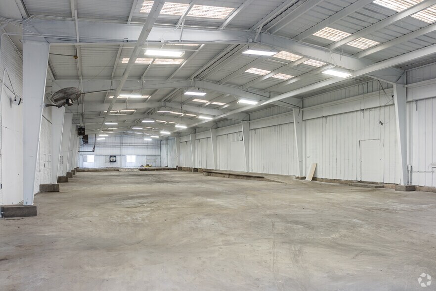 More Photos Of 8230-8238 Lovett Ave, Dallas Warehouse For Lease