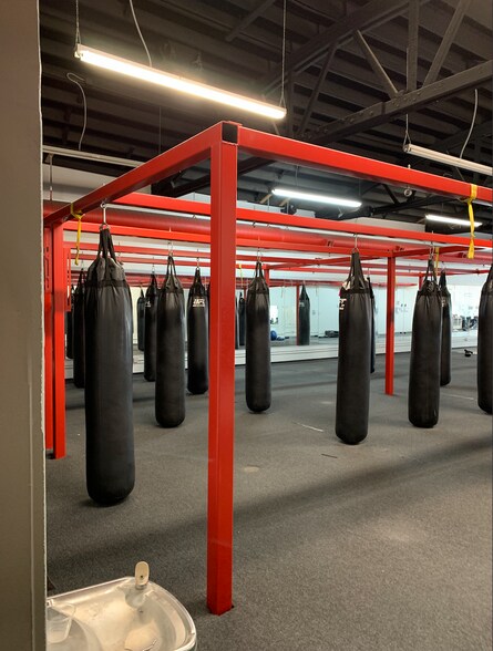 More Photos Of 3215-3219 N Broadway St, Chicago Health Club For Lease