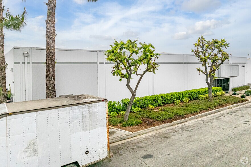 More Photos Of 13744 Milroy Pl, Santa Fe Springs Warehouse For Lease