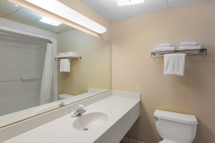 More Photos Of 3010 Green Mountain Dr, Branson Hotel For Sale