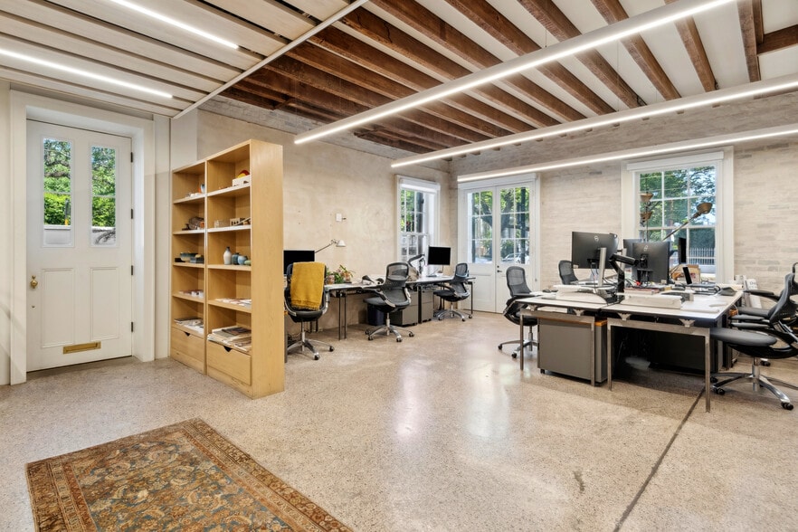 More Photos Of 2200 Prytania St, New Orleans Loft Creative Space For Sale