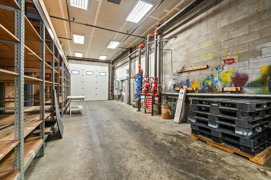 More Photos Of 46160 Fifth Ave, Chilliwack Service For Lease