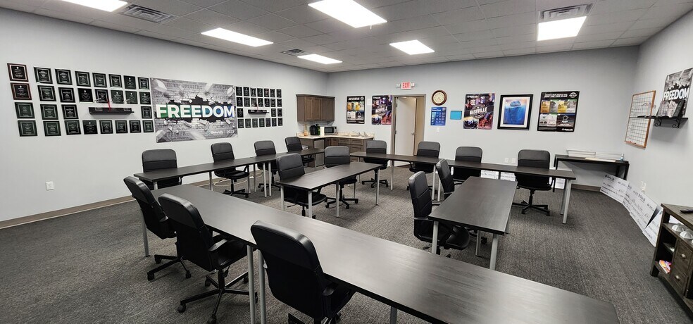 More Photos Of 2017 Corporate Dr, Wilmington Showroom For Lease