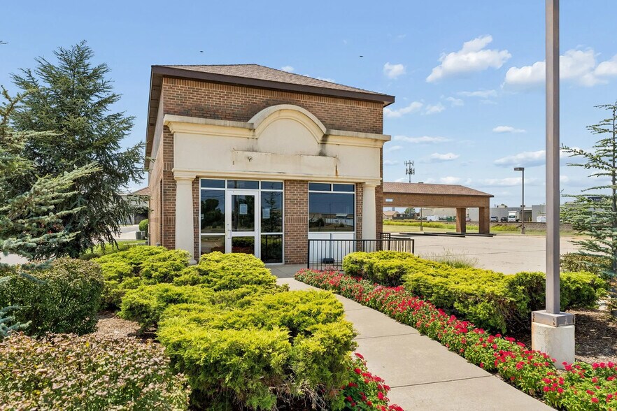Primary Photo Of 700 E Memorial Rd, Oklahoma City Bank For Lease