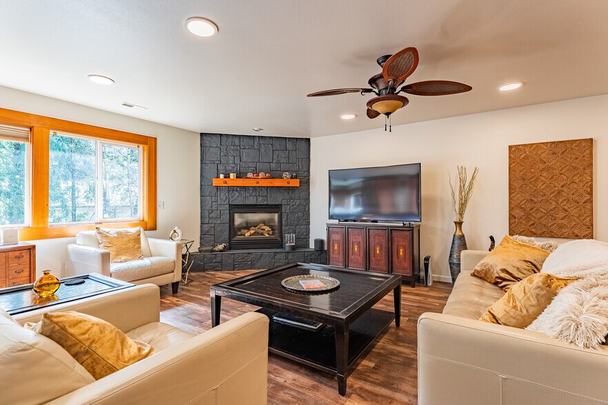 More Photos Of 914 Citadel Dr, Everson Office Residential For Sale