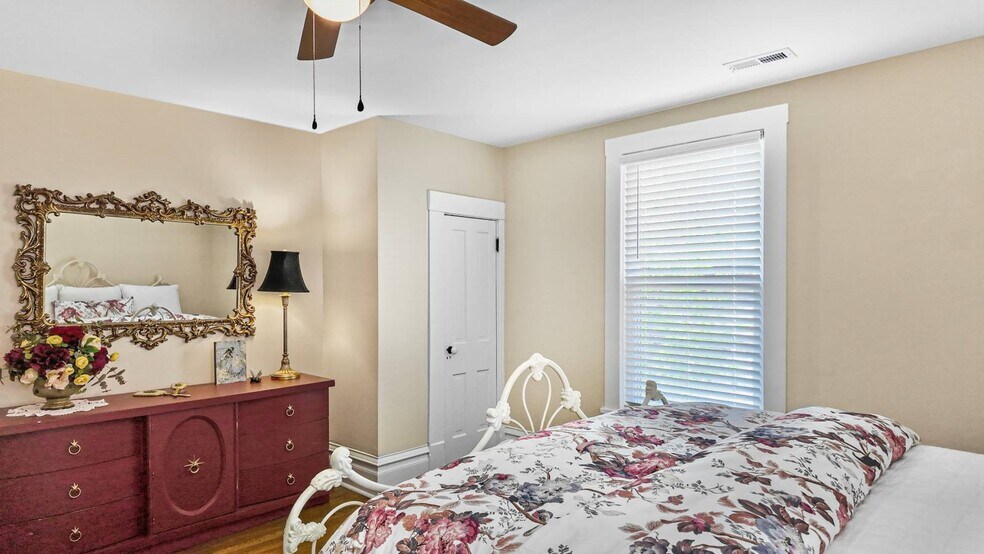More Photos Of 323 Ballengee St, Hinton Office For Sale