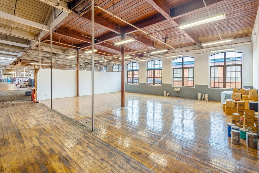 More Photos Of 1 Westinghouse Plz, Hyde Park Light Distribution For Sale