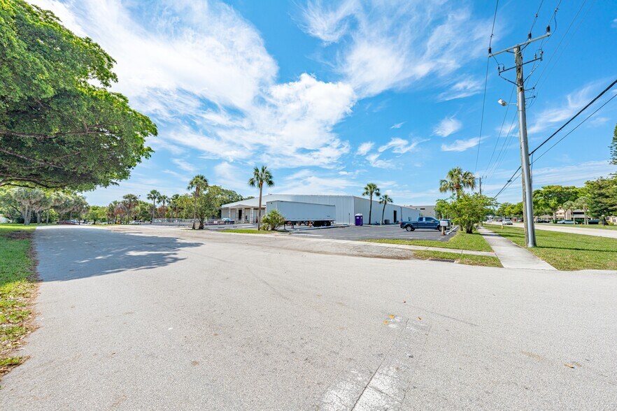 More Photos Of 198 Lock Rd, Deerfield Beach Warehouse For Lease