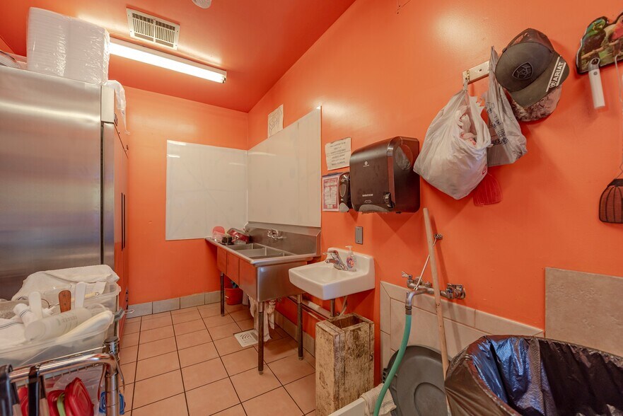 More Photos Of 518 Mill Ave, Conroe General Retail For Sale