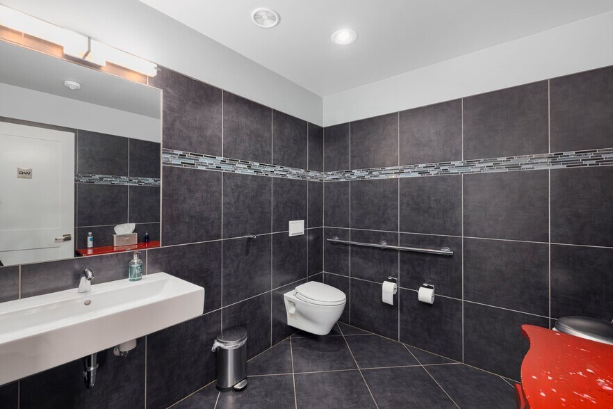 More Photos Of 14 Narragansett Ave, Jamestown Restaurant For Lease