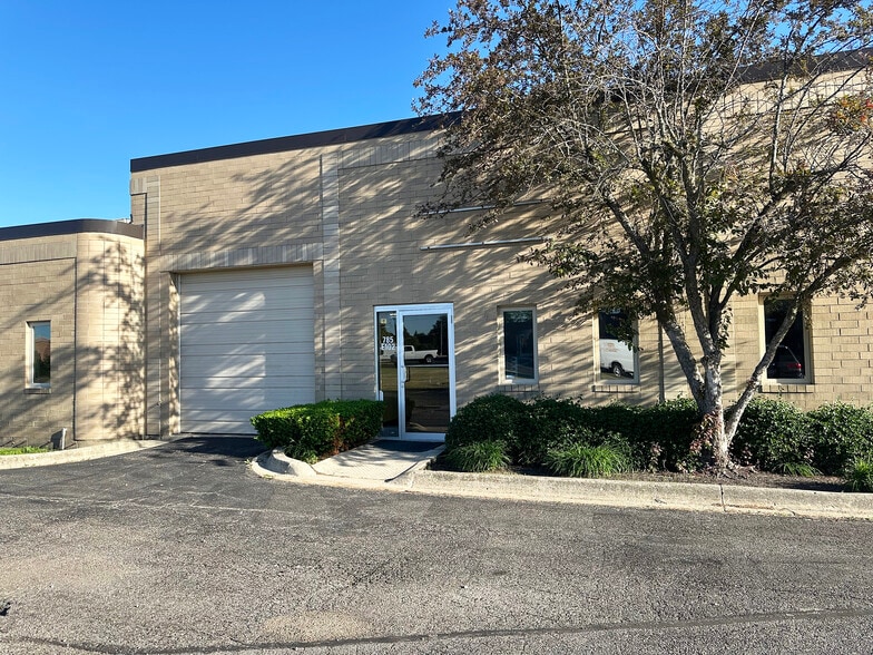 More Photos Of 785 Oakwood Rd, Lake Zurich Warehouse For Sale