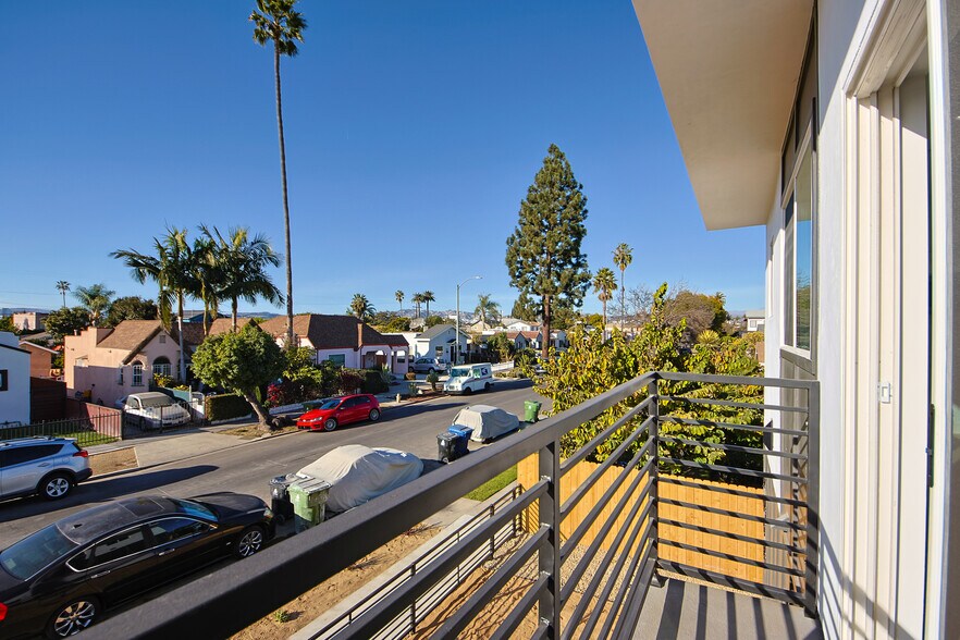 More Photos Of 2404 S Cochran Ave, Los Angeles Apartments For Sale