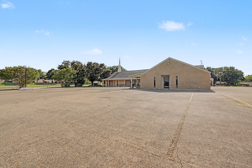 More Photos Of 2111 Skyline Dr, Mesquite Religious Facility For Sale