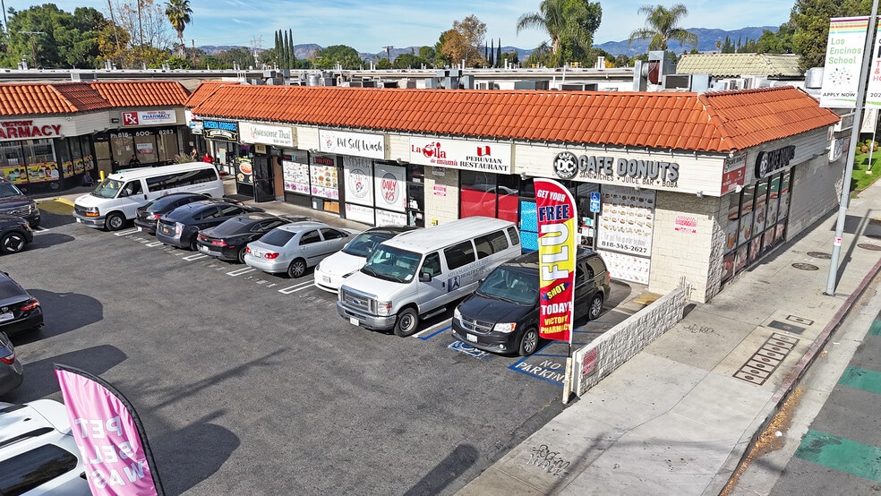 More Photos Of 18501 Victory Blvd, Reseda Unknown For Lease