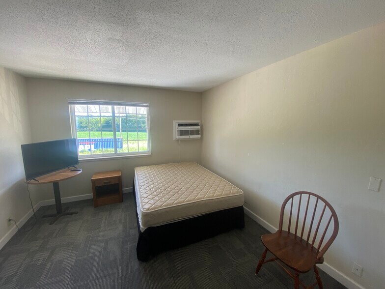 More Photos Of 1 Proactive Dr, New Florence Hotel For Sale