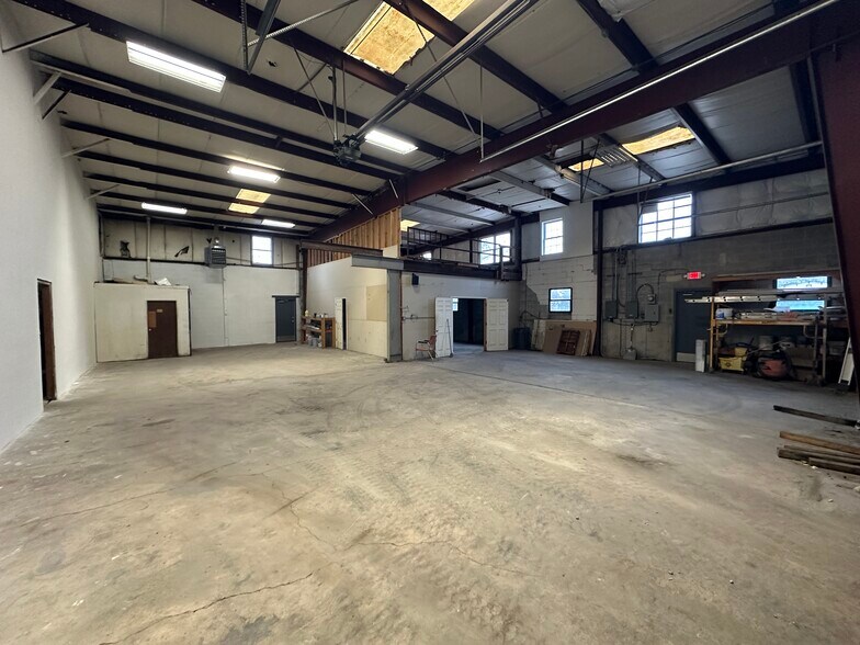 More Photos Of 9735 Gravois Rd, Affton Warehouse For Lease