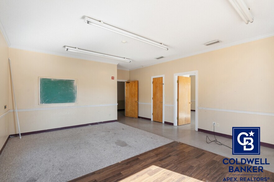 More Photos Of 302 Lincoln Park Dr, Cleburne Medical For Sale