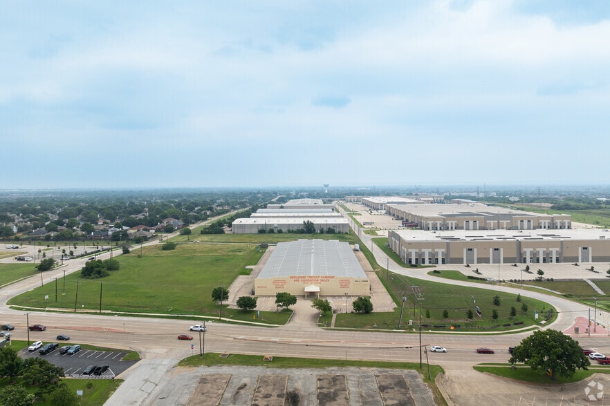 More Photos Of 7003 S Cooper St, Arlington Light Manufacturing For Sale