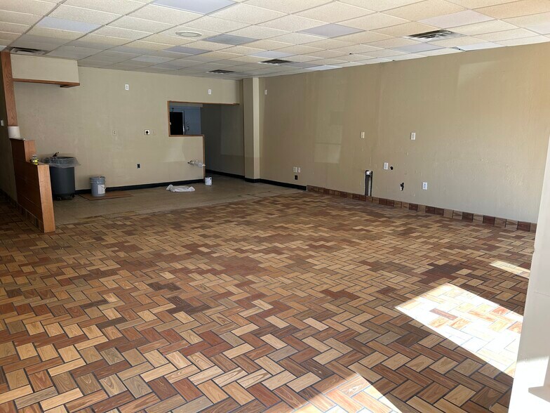 More Photos Of 127 S State St, South Whitley Freestanding For Lease