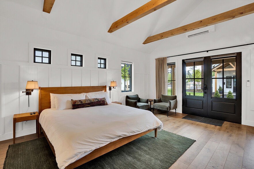 More Photos Of 560 E Main Ave, Sisters Hotel For Sale
