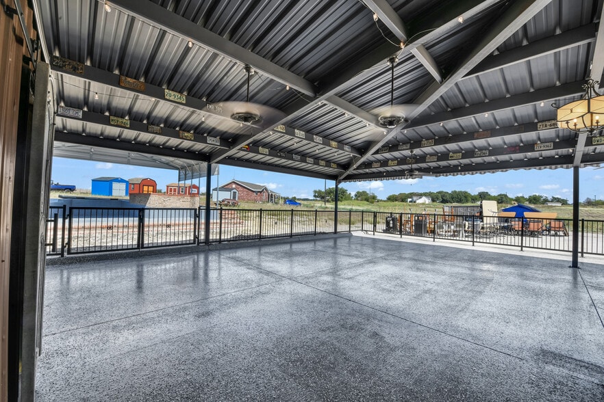 More Photos Of 5989 N FM 51, Weatherford Showroom For Sale